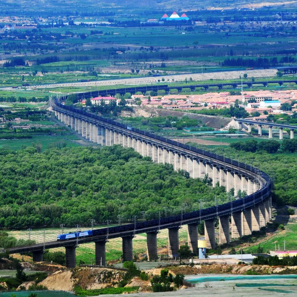 Train Marchandises Chargé Charbon Traverse Pont Rivière Yongding Sur Chemin — Photo