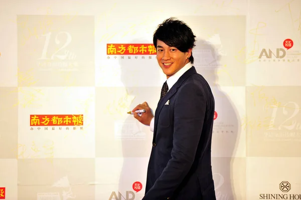 2012 日南中国海南省海口市の の中国の映画メディア賞式のため台湾系アメリカ人歌手 俳優ピーター ホーに到着します — ストック写真
