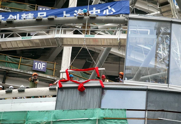 Arbetstagare Installera Glas Utfackningsväggar Tornet Shanghai Finansdistriktet Lujiazui Pudong Shanghai — Stockfoto