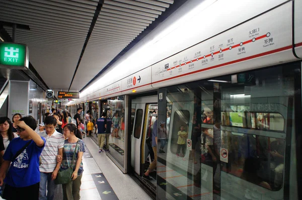 Passagiers Lopen Uit Een Metro Trein Een Metrostation Hong Kong — Stockfoto