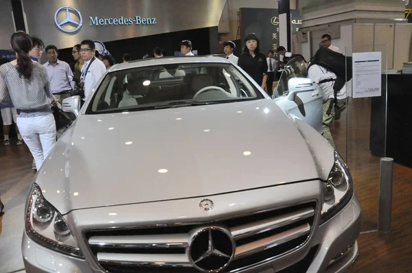 Bezoekers Bekijken Mercedes Benz Auto Tijdens Een Auto Show Qingdao — Stockfoto