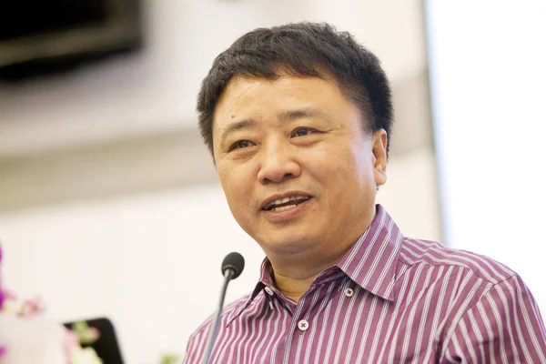Jin Zhiguo Předseda Pivovaru Tsingtao Nabízí Řeč 2012 — Stock fotografie