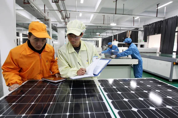 Trabajadores Fábricas Chinas Fabrican Paneles Solares Para Ser Exportados Estados — Foto de Stock