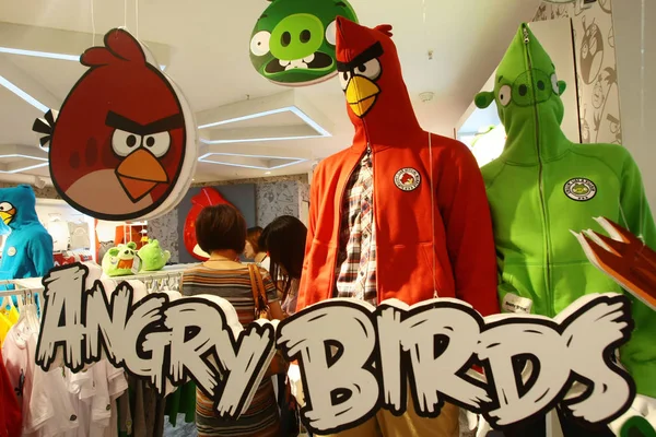 Kunder Ses Angry Birds Varumärkes Butik Shanghai Kina Juli 2012 — Stockfoto