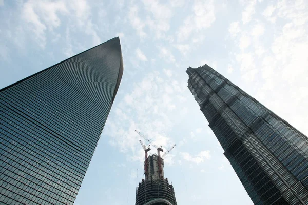 上海世界金融センターの隣に建設中の上海タワー 浦東の陸家嘴金融街の Jinmao タワー 2012年5月16日 — ストック写真
