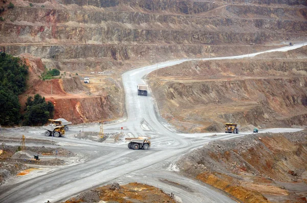 Caminhões Mineração Transportam Minérios Cobre Mina Cobre Aberta Dexing Jiangxi — Fotografia de Stock