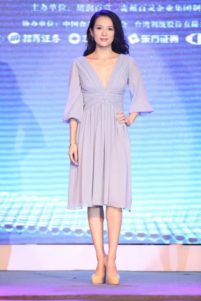 2012年10月15日 中国女演员章子怡出席在中国上海举行的中国饮料行业发展宣传活动 — 图库照片