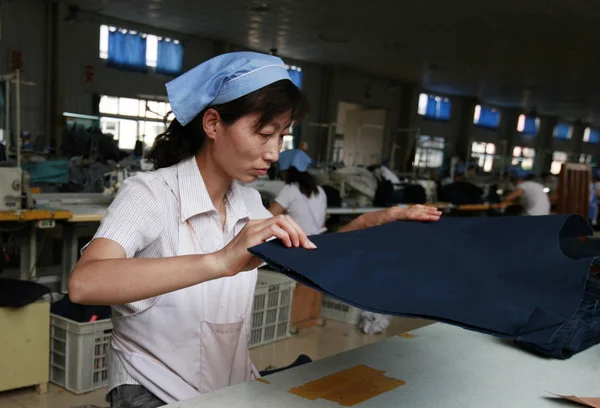 中国人労働者は Huaibei 市の縫製工場で服を縫う 東中国安徽州 月2012 — ストック写真