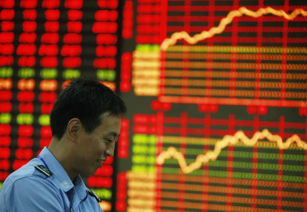 2012年7月19日 中国东部安徽省淮北市一家股票经纪公司的股价 价格上涨为红色 价格下跌为绿色 — 图库照片