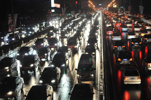 Járművek Lassan Esőben Egy Egy Közlekedési Dugó Alatt Csúcsforgalomban Pekingben — Stock Fotó