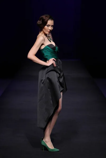 Model Displays New Creation Chinese Designer Tanya Wang Yannan Tanya — Stock Photo, Image