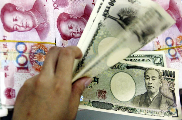 中国の事務員が日本円札を Huaibei 市の銀行で人民元紙幣を数えます 東中国安徽州 月2012 — ストック写真