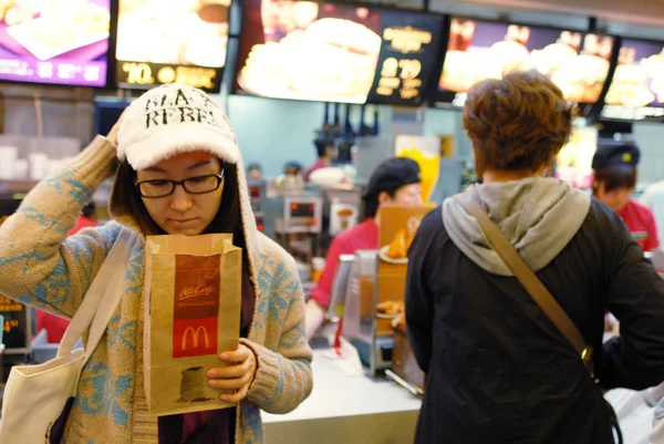 Clientes Compram Suas Refeições Restaurante Fast Food Mcdonalds Pequim China — Fotografia de Stock
