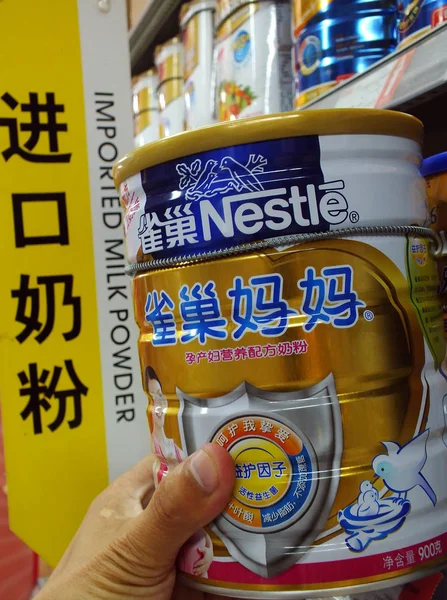 Ein Chinesischer Kunde Kauft Getrocknete Milchprodukte Einem Supermarkt Der Stadt — Stockfoto