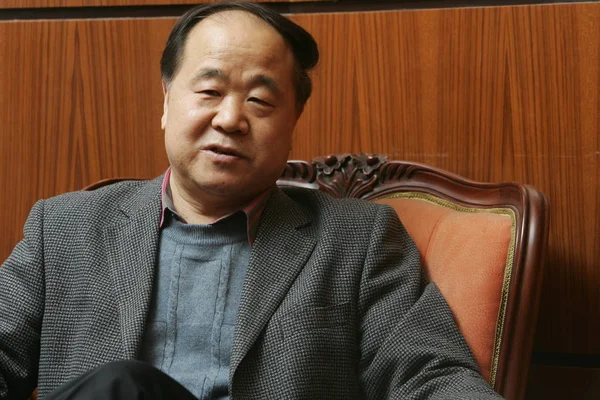 中国作家 作家莫言在中国上海接受采访时发表讲话 2009年12月11日 — 图库照片