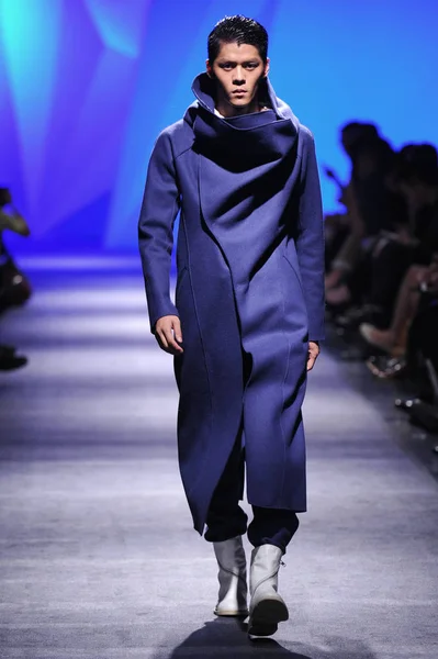 モデル提示彼 2012年秋 冬コレクションのファッションの中にサイモン Gao 2012 日中国のファッション デザイナーによって新しい作成 — ストック写真