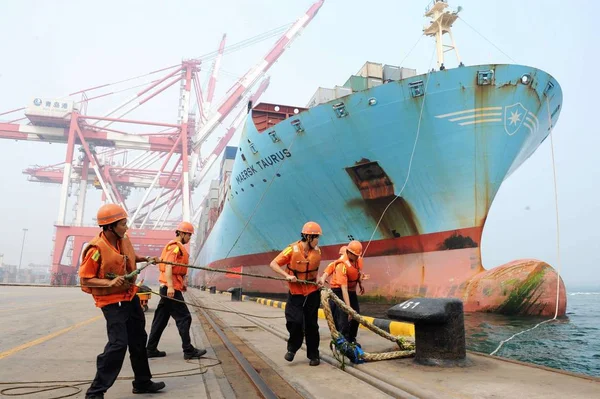 Chinese Workers Berth Container Ship Port Qingdao Qingdao City East — Stock Photo, Image