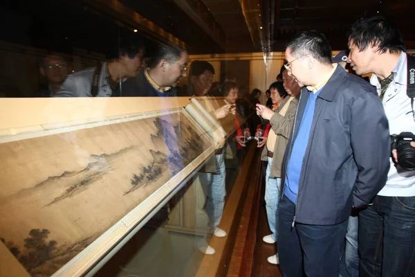 Besucher Sehen Alte Chinesische Gemälde Und Kalligraphien Während Der Ausstellung — Stockfoto