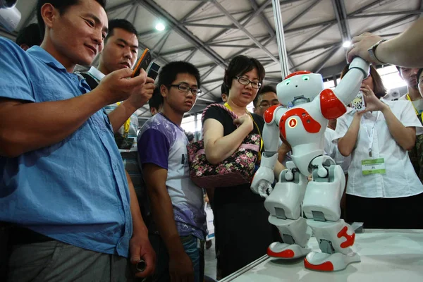 Besucher Fotografieren Einen Tanzenden Roboter Während Der China Shanghai International — Stockfoto