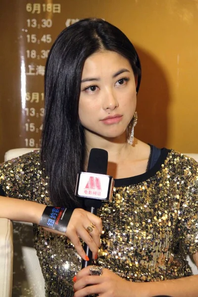 中国の女優 ホスト朱朱記者会見で上海を呼び出すと 彼女の新しいフィルムの中に話す 上海国際映画祭 中国の 2012 — ストック写真