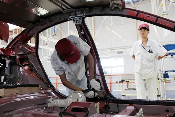 Chinese Worker Assembles Fiat Viaggio Car Assembly Line Gac Fiat — Stock Photo, Image