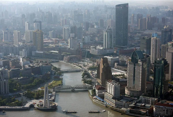 2012年10月11日 上海外滩附近的苏州河上 浦西天际线上有高楼和房屋 并有外白渡大桥 — 图库照片