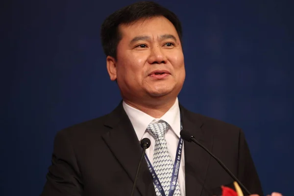 苏宁电器有限公司董事长张金东在2012年10月30日于中国上海举行的2012年全球 Ceo 大会上致辞 — 图库照片
