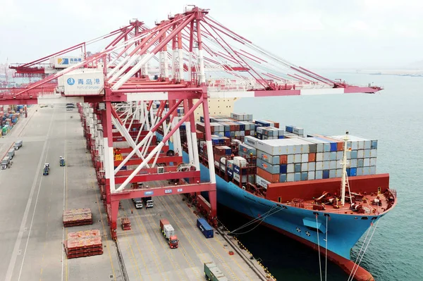 Vrachtwagens Transport Containers Gelost Vanaf Een Schip Haven Van Qingdao — Stockfoto