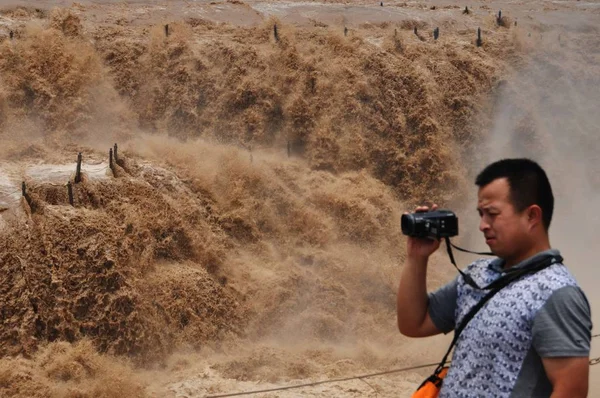 Посетитель Фотографирует Водопад Хукоу Округе Цзи Провинция Шаньси Июля 2012 — стоковое фото