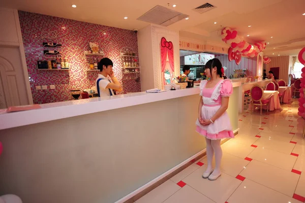Une Serveuse Entretient Avec Barman Hello Kitty Dreams Restaurant Pékin — Photo