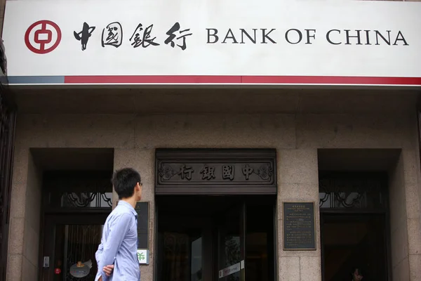 Fotgängare Går Förbi Gren Bank China Boc Shanghai Kina Oktober — Stockfoto