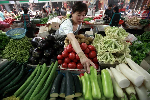 Venditore Cinese Vende Verdure Libero Mercato Nella Città Huaibei Provincia — Foto Stock