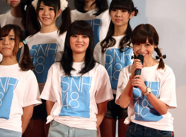 中国のポップ グループ Snh48 の若い女の子は 上海での式典に出席します 月2012 — ストック写真