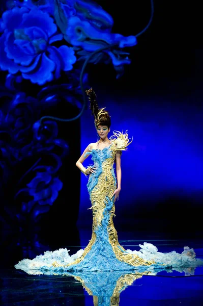 Modell Bemutatja Teremtés Tervező Guo Pei Divatbemutató Kínai Menyasszony Sárkányok — Stock Fotó