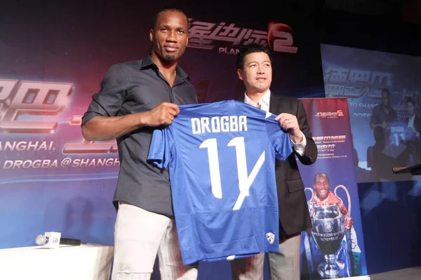 Centrocampista Chelsea Didier Drogba Izquierda Celebra Camiseta Del Shanghai Shenhua — Foto de Stock
