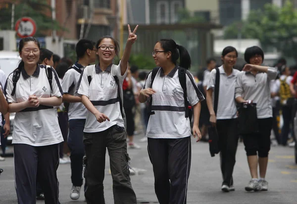 2010年6月20日 中国上海一年一次高中入学考试后 中国初中生离开考场 — 图库照片