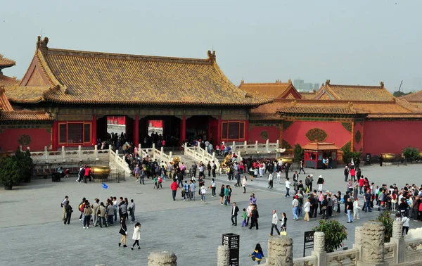 Відвідувачів Проявляються Через Палацу Музею Пекіні Китай Квітня 2012 — стокове фото
