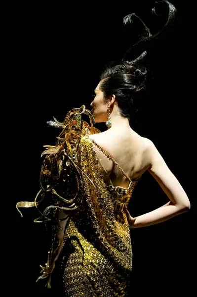 Modelo Presenta Una Creación Del Diseñador Guo Pei Desfile Moda — Foto de Stock
