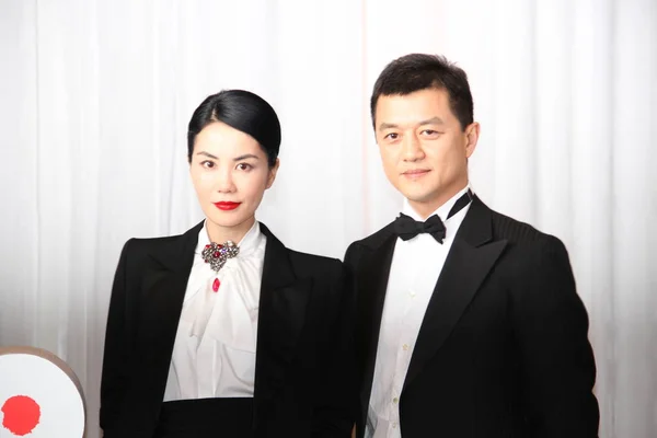 香港歌手王菲和她的丈夫 中国演员李亚鹏在2012年5月27日于中国北京举行的慈善活动中摆姿势 — 图库照片