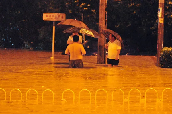 Pedestrians Stand Flooded Street Caused Heavy Rain Beijing China July — Stock Photo, Image