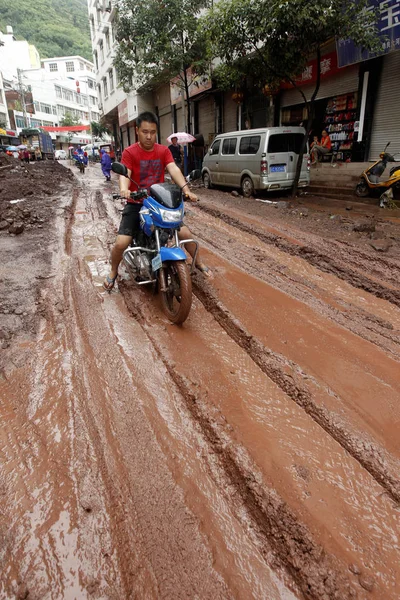 Motociclista Cabalga Una Calle Fangosa Golpeada Por Deslizamiento Tierra Tras — Foto de Stock