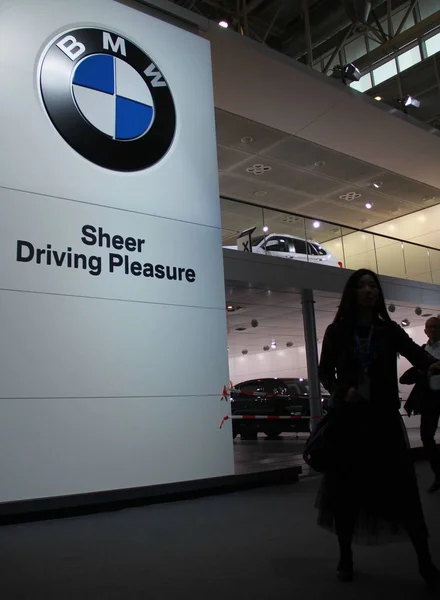 Ein Besucher Geht Stand Von Bmw Während Einer Autoausstellung Beijing — Stockfoto