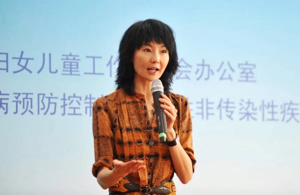 香港女演员张曼玉出席2012年5月29日在中国北京举行的儿童慈善活动 — 图库照片