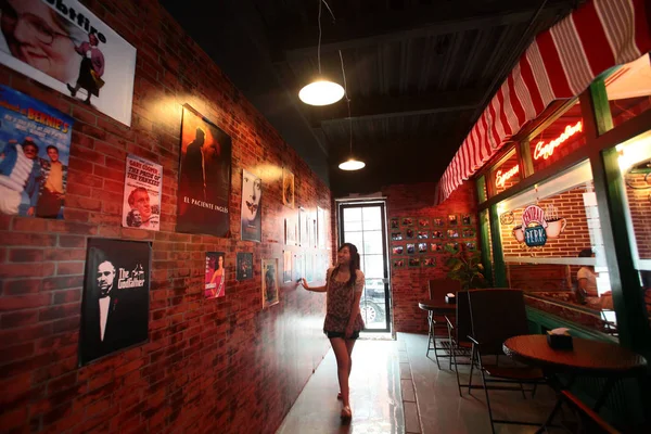 Молодая Женщина Смотрит Плакаты Иностранных Фильмов Кафе Central Perk Шанхае — стоковое фото