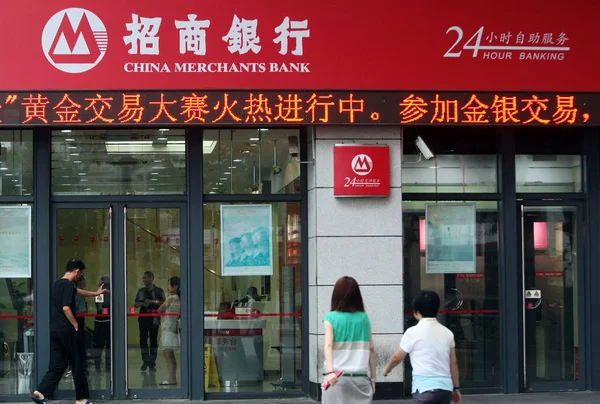 Los Clientes Son Vistos Una Sucursal China Merchants Bank Cmb — Foto de Stock