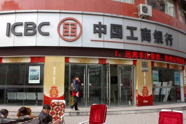 Жінка Проходить Повз Філію Промислового Комерційного Банку Китаю Icbc Чунцін — стокове фото