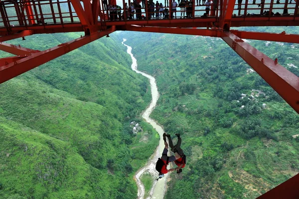 Fallskärmshoppare Hoppar Balinghe Bron Anshun City Sydvästra Chinas Guizhou Provinsen — Stockfoto