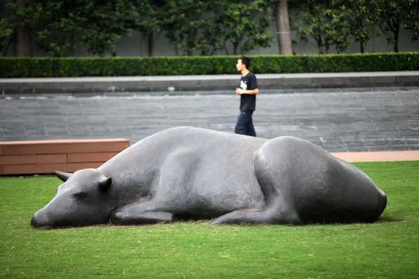 Pedestrain Walks Sculpture Jingan Sculpture Park Shanghai China September 2012 — Stock Photo, Image