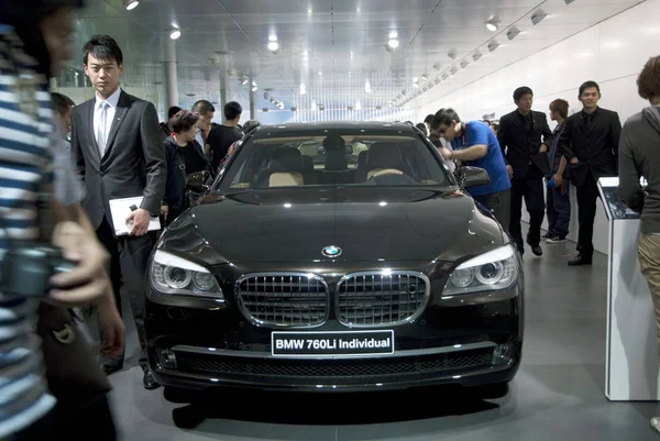 Návštěvníci Shlují Kolem Bmw 760Li Jednotlivec Během Pekingské Mezinárodní Automobilové — Stock fotografie