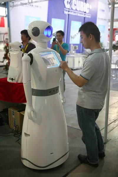 Návštěvník Spolupracuje Robotem Během Čínské Šanghaje Mezinárodní Show Robotů 2012 — Stock fotografie